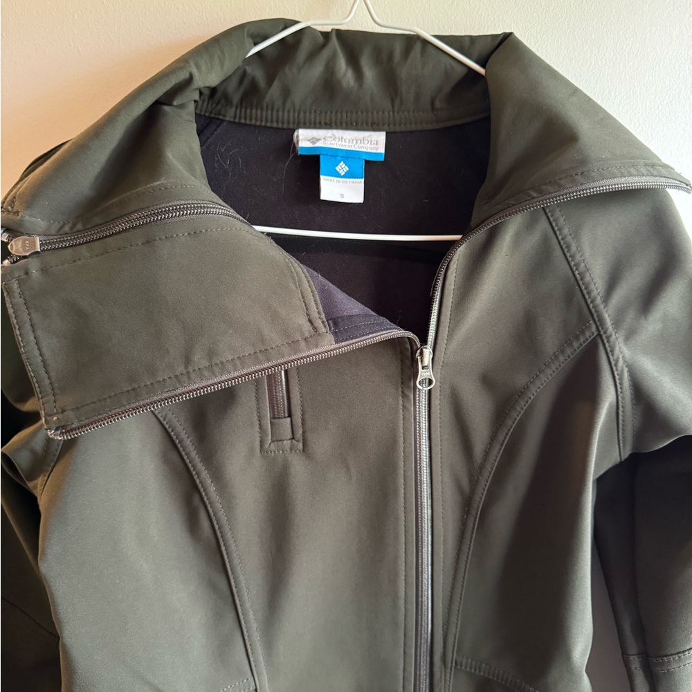 Columbia Women’s Lightweight Jacket - Picture 4 of 10